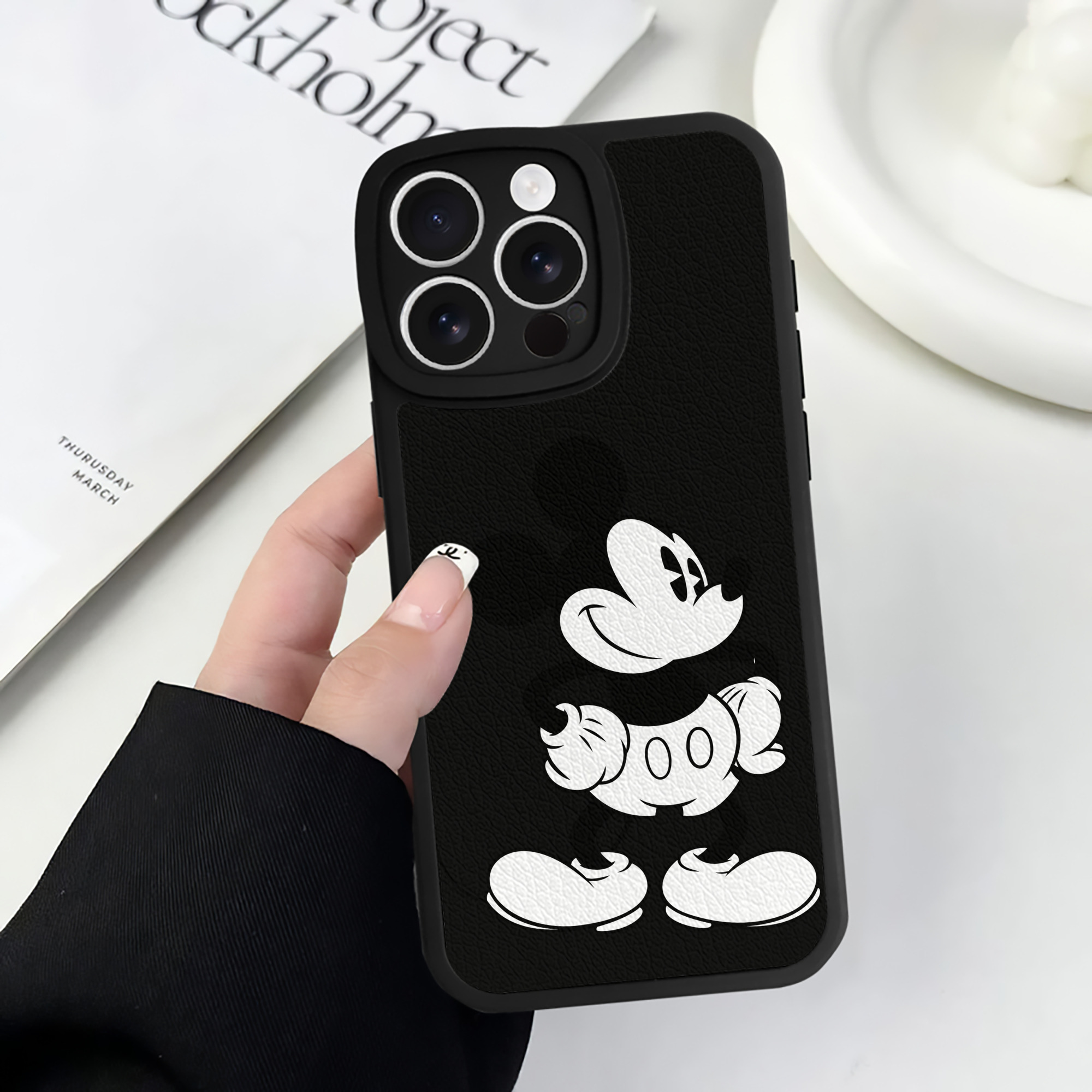 （画像用） ミッキーマウス Mickey Mouse 【iPhone 16シリーズ対応】シリコンスマホケース（レザー調） 材質：シリコン